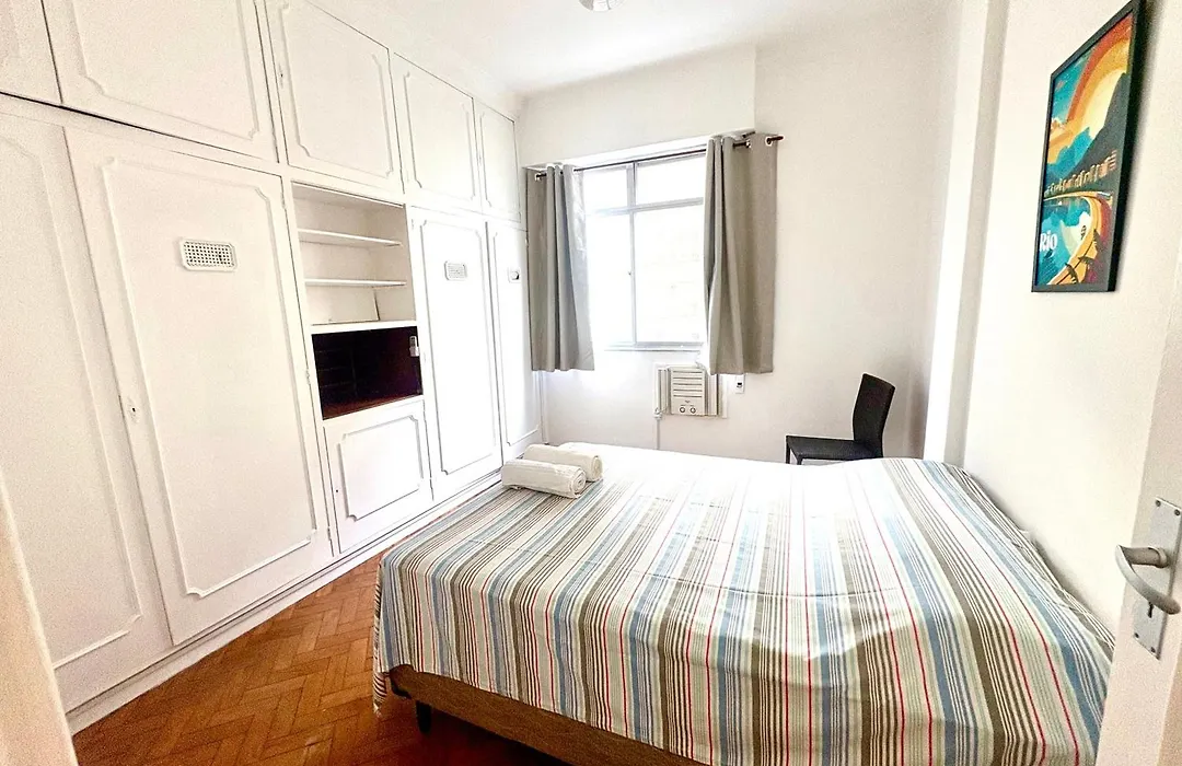 Apartamento completo ao lado da praia de COPACABANA, 2 quartos , 2 banheiros, andar alto , enorme, ar cond, ,wifi, tv smart, pauloangerami NSC109-1